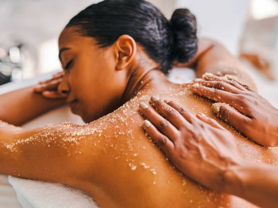 Disfrute de lujosos exfoliantes corporales para una experiencia de spa definitiva en casa